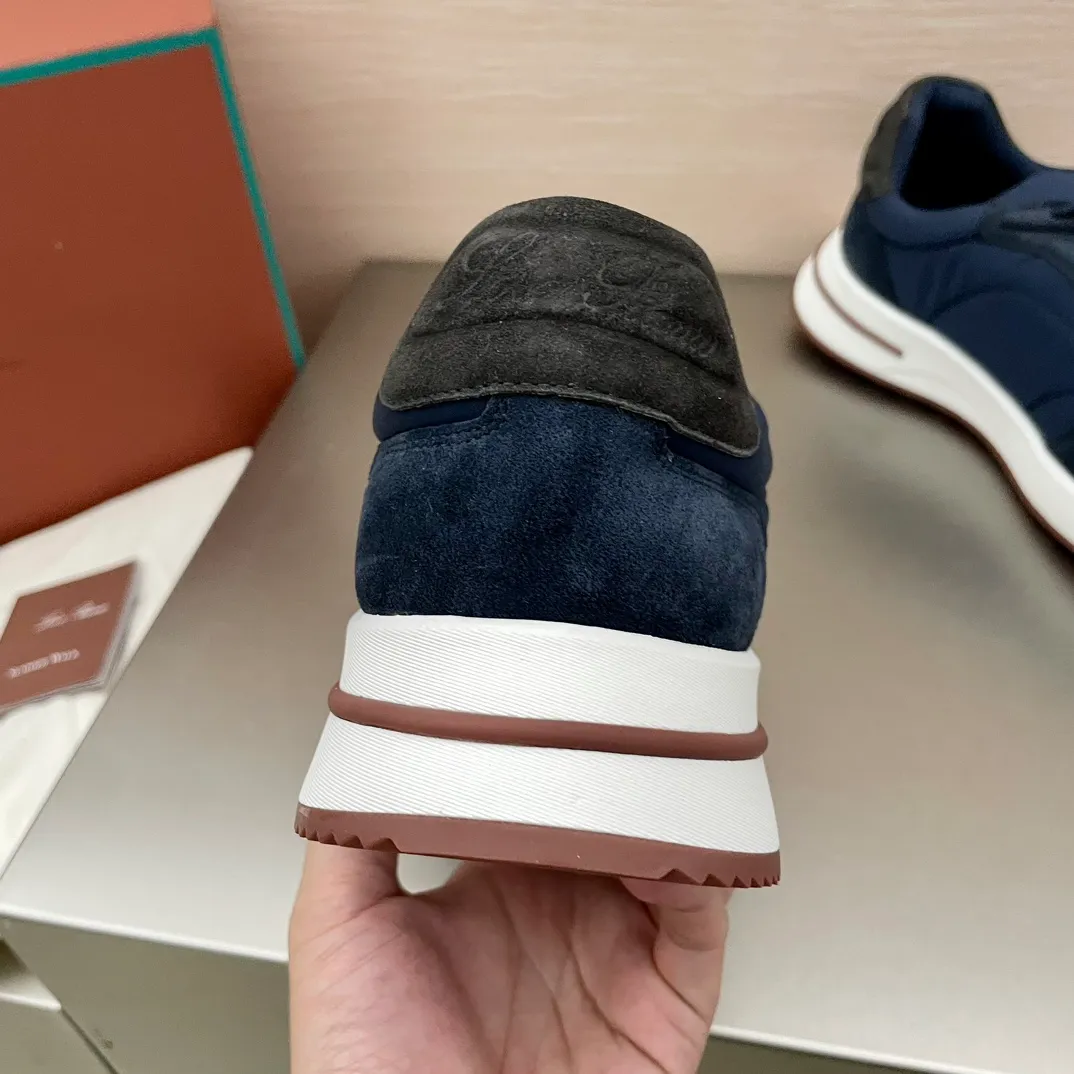 Factory price: 460💰Loro men's shoes💰iana WeekendWalk men's waterproof sports shoes! Waterproof canvas warm men's shoes, the lightest L men's shoes in history 💰jogging shoes, the upper is made of Wind microfiber with StormSystem® waterproof and windproof treatment and goatskin, which is waterproof and warm. There will be a little wrinkle on the upper, which is normal because the waterproof fabric is very soft and the exquisite carving is very challenging. Craftsmanship and lathe workmanship, the lining is made of cloth for a warmer and more comfortable fit, and the Kummel-colored rubber outsole is made of lightweight material: this structure ensures proper weight distribution during walking, improves shock absorption and rebound, enhances grip and stability, and the eyelets and upper back of the shoe are embellished with light and very comfortable shoes! Packed in the original box at the counter, multiple colors available! Size: 39-40-41-42-43-44 45 standard leather shoe size